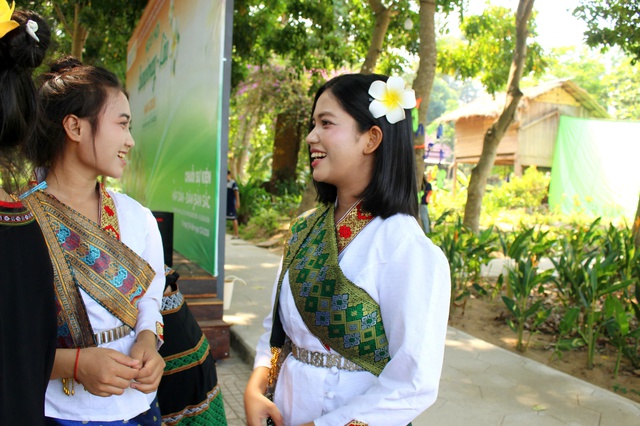 C&ocirc; g&aacute;i mang d&ograve;ng m&aacute;u Việt - L&agrave;o 'đốn tim' ở Lễ hội Bunpimay l&agrave; ai? - Ảnh 5.