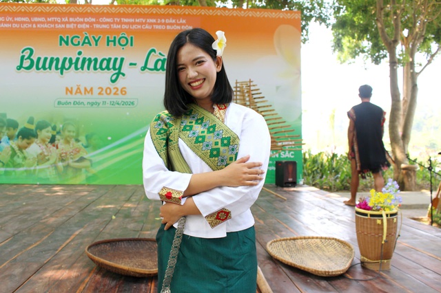 C&ocirc; g&aacute;i mang d&ograve;ng m&aacute;u Việt - L&agrave;o 'đốn tim' ở Lễ hội Bunpimay l&agrave; ai? - Ảnh 6.