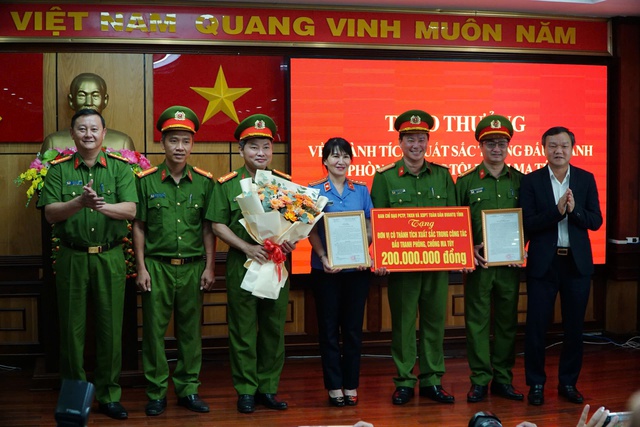 Triệt ph&aacute; đường d&acirc;y ma t&uacute;y từ L&agrave;o về Việt Nam: Chủ tịch tỉnh thưởng &lsquo;n&oacute;ng&rsquo; - Ảnh 1.