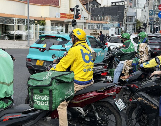 T&agrave;i xế c&ocirc;ng nghệ được thưởng th&ecirc;m giữa m&ugrave;a nắng n&oacute;ng- Ảnh 1.