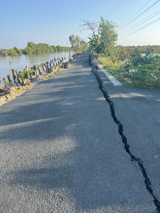 Lại xảy ra sụt l&uacute;n lộ giao th&ocirc;ng ở x&atilde; C&aacute;i Nước - Ảnh 4.