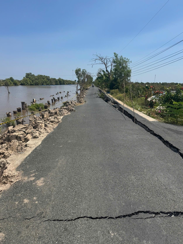 Lại xảy ra sụt l&uacute;n lộ giao th&ocirc;ng ở x&atilde; C&aacute;i Nước - Ảnh 2.