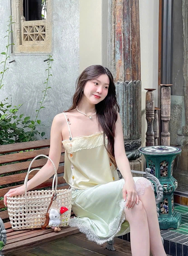 Diện áo hai dây satin vừa quyến rũ lại vừa sang chảnh- Ảnh 7.