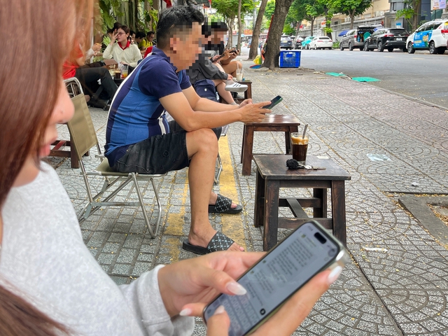 Nhiều người kh&ocirc;ng biết phải l&agrave;m g&igrave; nếu kh&ocirc;ng c&oacute; điện thoại - Ảnh 1.