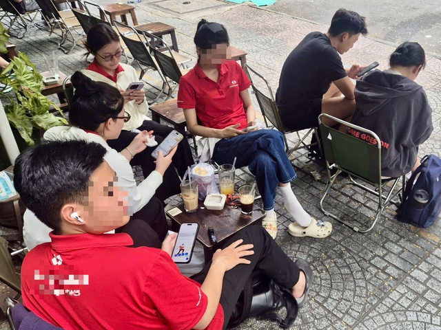 Nhiều người kh&ocirc;ng biết phải l&agrave;m g&igrave; nếu kh&ocirc;ng c&oacute; điện thoại - Ảnh 2.