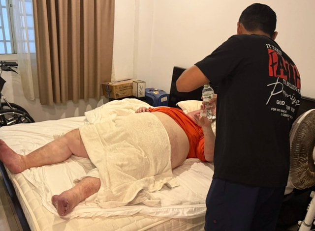 Đ&agrave; Nẵng: Giải cứu du kh&aacute;ch Mỹ nặng gần 300 kg mắc kẹt trong ph&ograve;ng vệ sinh- Ảnh 2.