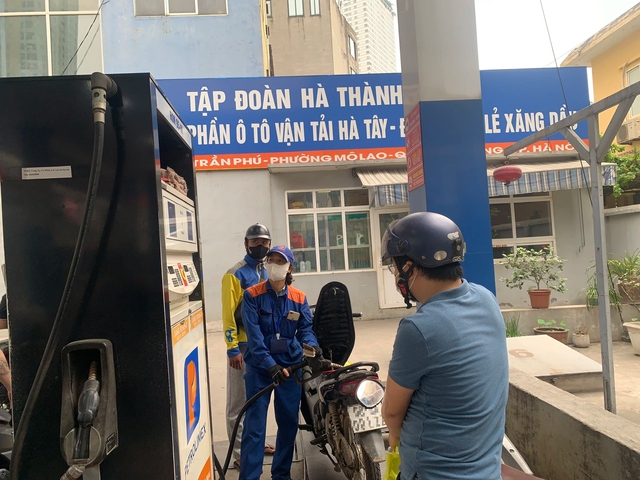 Gi&aacute; xăng dầu đồng loạt giảm, c&oacute; loại giảm hơn 1.000 đồng/l&iacute;t - Ảnh 1.