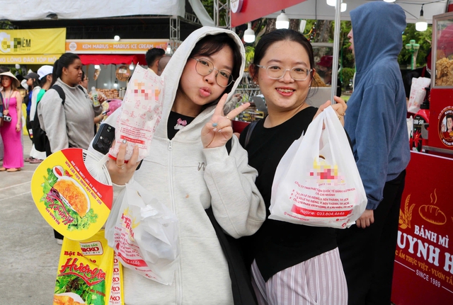Giới trẻ TP.HCM h&aacute;o hức xếp h&agrave;ng thưởng thức b&aacute;nh m&igrave; tại lễ hội 2026 - Ảnh 3.