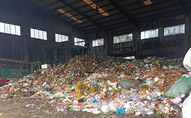 Xử l&yacute; dứt điểm t&igrave;nh trạng &ugrave;n ứ r&aacute;c sinh hoạt tại Trạm trung chuyển B&igrave;nh Ch&aacute;nh - Ảnh 1.