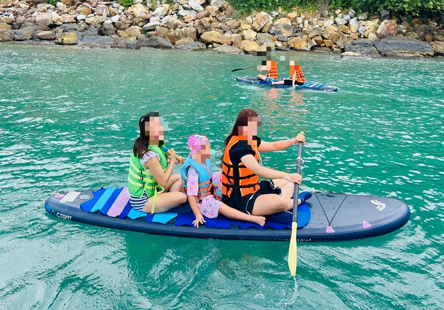 Ch&aacute;y v&eacute;, ch&aacute;y ph&ograve;ng dịp nghỉ lễ, nhiều người chọn ở nh&agrave; bấm điện thoại - Ảnh 2.