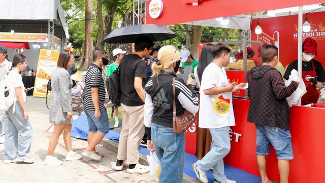 Giới trẻ TP.HCM h&aacute;o hức xếp h&agrave;ng thưởng thức b&aacute;nh m&igrave; tại lễ hội 2026 - Ảnh 1.