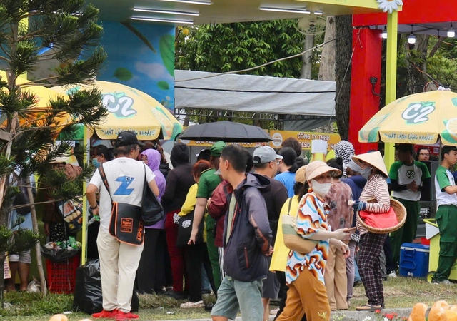 Giới trẻ TP.HCM h&aacute;o hức xếp h&agrave;ng thưởng thức b&aacute;nh m&igrave; tại lễ hội 2026 - Ảnh 4.