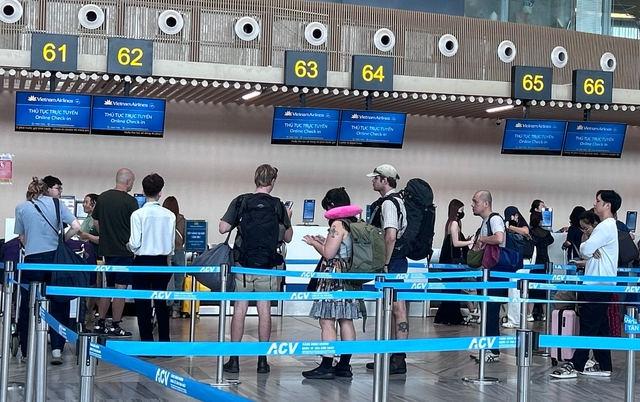 Ch&aacute;y v&eacute;, ch&aacute;y ph&ograve;ng dịp nghỉ lễ, nhiều người chọn ở nh&agrave; bấm điện thoại - Ảnh 1.