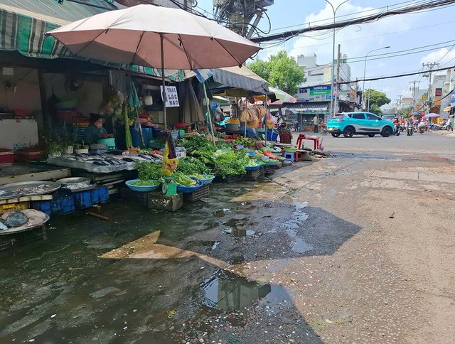 Bu&ocirc;n b&aacute;n chiếm vỉa h&egrave;, l&ograve;ng đường- Ảnh 2.