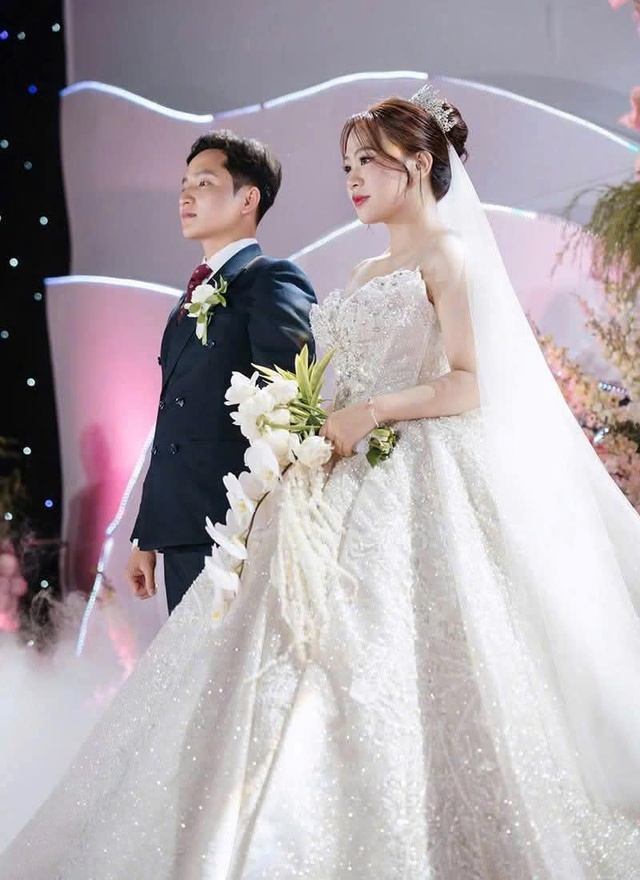 Nghẹn ng&agrave;o đ&aacute;m cưới c&ocirc; d&acirc;u mồ c&ocirc;i: 'Bố mẹ y&ecirc;n t&acirc;m, em b&eacute; đ&atilde; trưởng th&agrave;nh' - Ảnh 2.