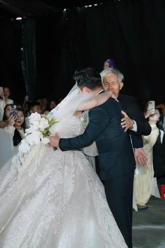 Nghẹn ng&agrave;o đ&aacute;m cưới c&ocirc; d&acirc;u mồ c&ocirc;i: 'Bố mẹ y&ecirc;n t&acirc;m, em b&eacute; đ&atilde; trưởng th&agrave;nh' - Ảnh 4.