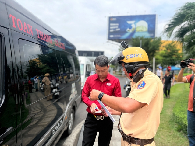 Xe d&ugrave;, bến c&oacute;c ở TP.HCM vẫn hoạt động qua mạng x&atilde; hội dịp lễ 30.4 -1.5 - Ảnh 2.