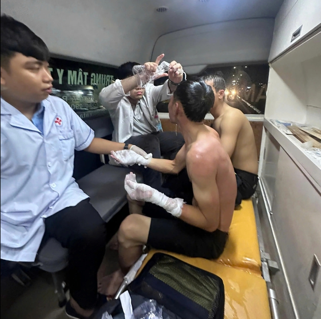 TP.HCM: Nổ th&ugrave;ng h&oacute;a chất khi chữa ch&aacute;y, 2 chiến sĩ bị bỏng - Ảnh 2.