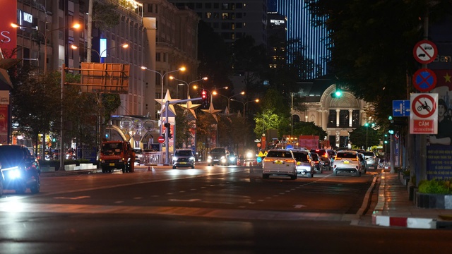 V&igrave; sao TP.HCM sau 22 giờ, c&aacute;c biển quảng c&aacute;o 'rủ nhau' giảm s&aacute;ng v&agrave;... tắt điện?- Ảnh 5.