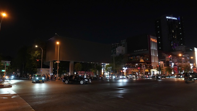 V&igrave; sao TP.HCM sau 22 giờ, c&aacute;c biển quảng c&aacute;o 'rủ nhau' giảm s&aacute;ng v&agrave;... tắt điện?- Ảnh 4.