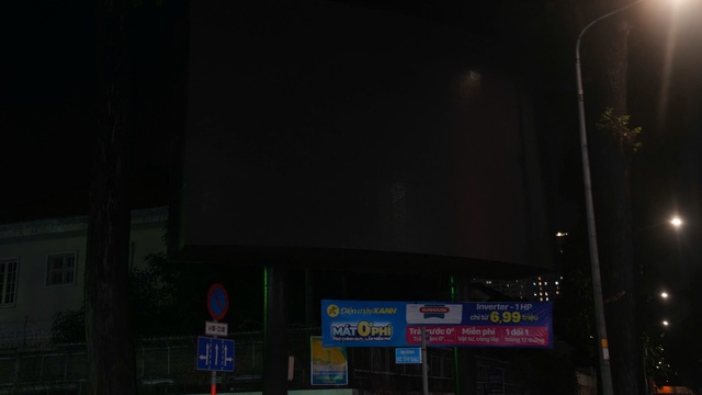 V&igrave; sao TP.HCM sau 22 giờ, c&aacute;c biển quảng c&aacute;o 'rủ nhau' giảm s&aacute;ng v&agrave;... tắt điện?- Ảnh 3.
