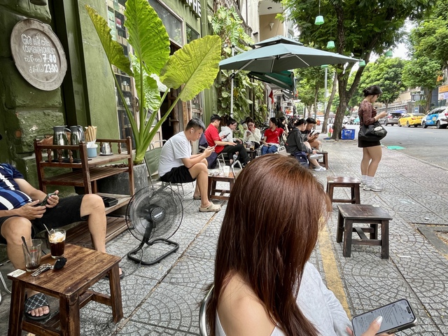 Nhiều người kh&ocirc;ng biết phải l&agrave;m g&igrave; nếu kh&ocirc;ng c&oacute; điện thoại - Ảnh 3.