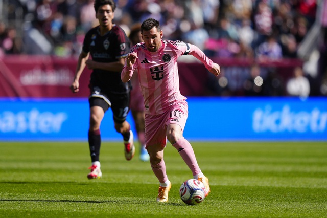 Messi tạo cơn sốt gi&aacute; v&eacute; tại Mỹ, th&ocirc;ng điệp của Ronaldo về c&uacute; đ&uacute;p v&ocirc; địch- Ảnh 1.