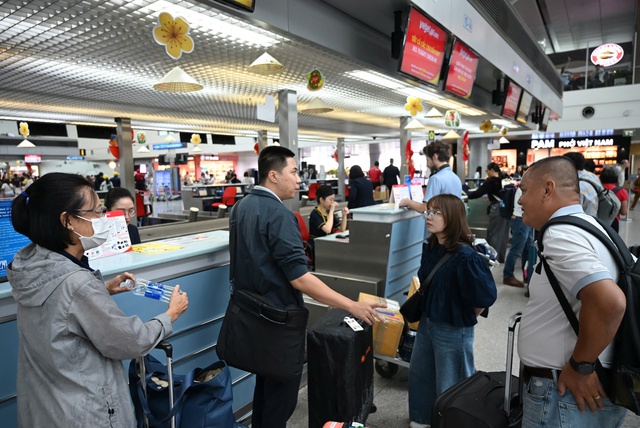 Loạt đường bay tới các thủ phủ du lịch lễ sắp khóa sổ, giá vé 'bỏng tay'- Ảnh 1.