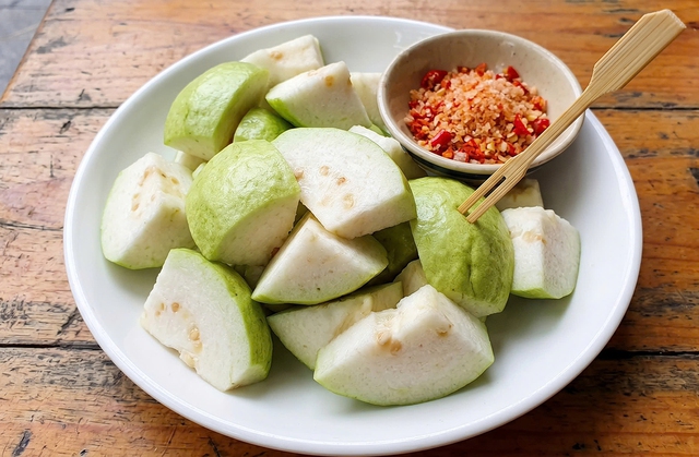 V&igrave; sao ăn ổi mỗi ng&agrave;y gi&uacute;p ổn định đường huyết, tốt cho tim - Ảnh 1.