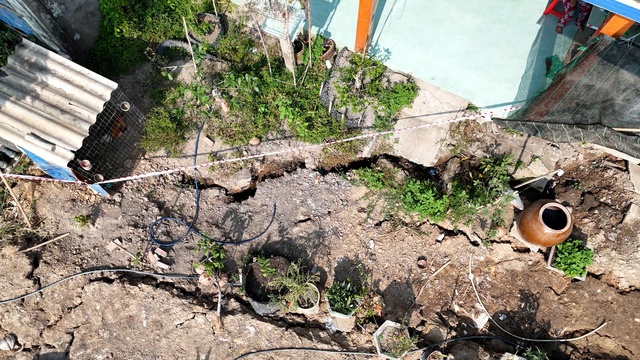 Sạt lở bờ s&ocirc;ng V&agrave;m Cỏ T&acirc;y lan rộng: Nh&agrave; nứt to&aacute;c, d&acirc;n sống trong nơm nớp - Ảnh 1.