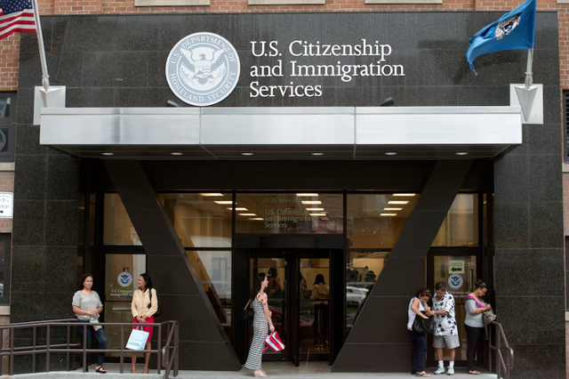 Mỹ r&agrave; so&aacute;t thẻ xanh cấp dưới thời Tổng thống Biden , cảnh b&aacute;o về gian lận - Ảnh 1.
