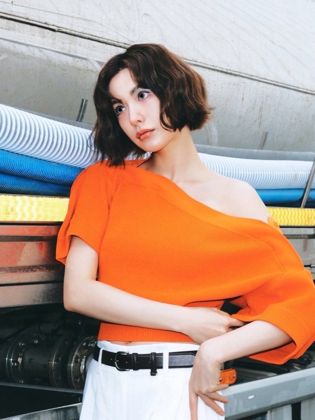 Cảm hứng vintage từ chân váy lụa, áo cardigan len- Ảnh 6.