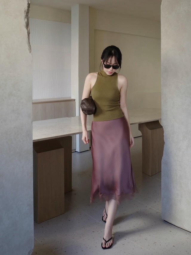 Cảm hứng vintage từ chân váy lụa, áo cardigan len- Ảnh 4.