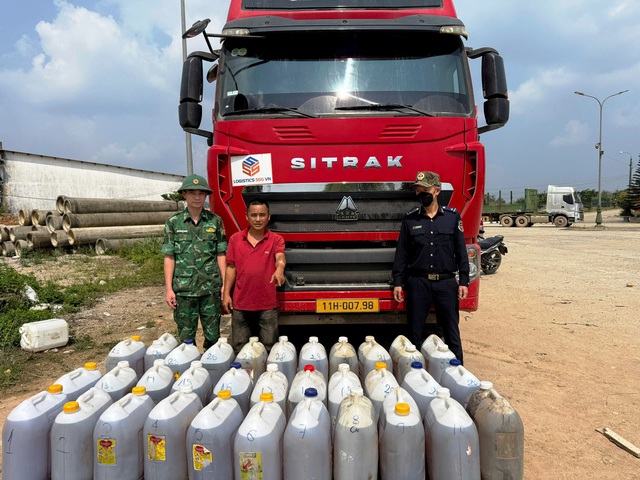 Giấu 880 l&iacute;t dầu Diesel dưới gầm rơ mo&oacute;c, t&igrave;m c&aacute;ch tuồn qua bi&ecirc;n giới kiếm lời - Ảnh 1.