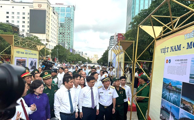 Triển lãm ảnh quốc gia 'Việt Nam - một dải non sông' tại TP.HCM - Ảnh 4.