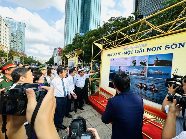 Triển l&atilde;m ảnh 'Việt Nam - một dải non s&ocirc;ng' tại TP.HCM - Ảnh 3.