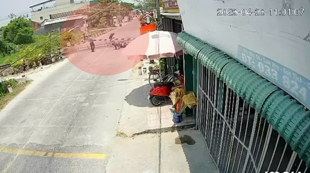 Liều lĩnh l&aacute;i xe m&aacute;y t&ocirc;ng g&atilde;y g&aacute;c chắn đường sắt khi t&agrave;u đang tới - Ảnh 1.