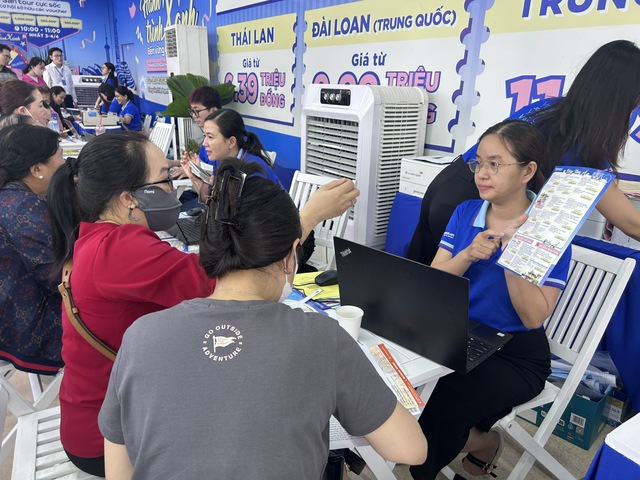 Ch&aacute;y v&eacute;, ch&aacute;y ph&ograve;ng dịp nghỉ lễ, nhiều người chọn ở nh&agrave; bấm điện thoại - Ảnh 3.