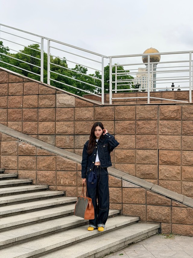 Denim on denim - công thức phối đồ 'cứ mặc là đẹp'- Ảnh 9.