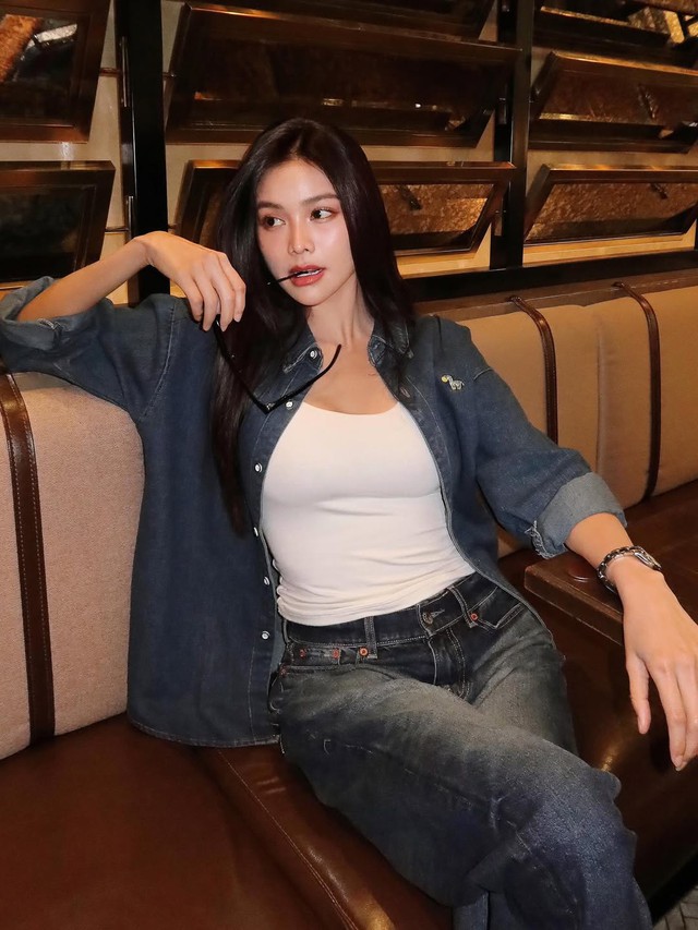 Denim on denim - công thức phối đồ 'cứ mặc là đẹp'- Ảnh 5.