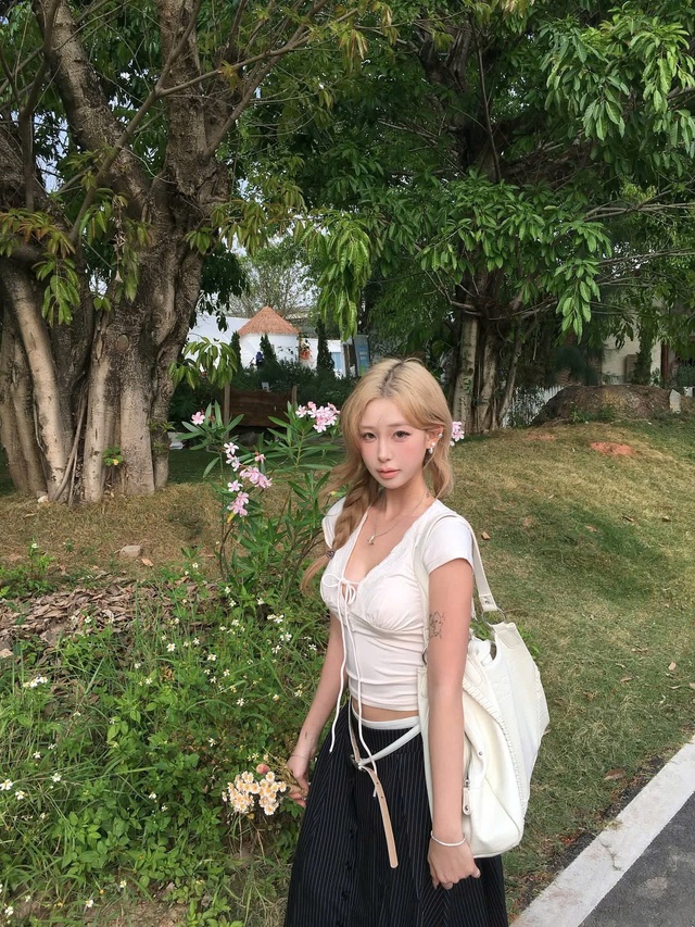 Khoe eo thon sành điệu cùng kiểu áo buộc dây trước- Ảnh 1.