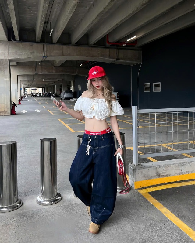 Khoe eo thon sành điệu cùng kiểu áo buộc dây trước- Ảnh 3.