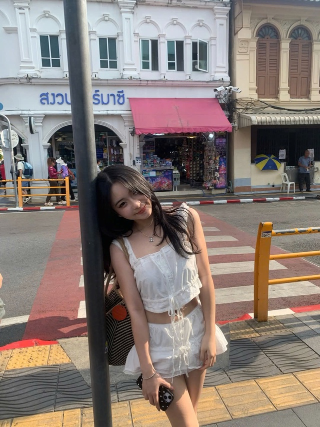 Khoe eo thon sành điệu cùng kiểu áo buộc dây trước- Ảnh 5.