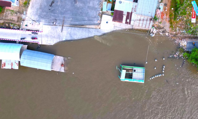 Sạt lở li&ecirc;n tiếp tại C&agrave; Mau, đường s&aacute; v&agrave; nh&agrave; cửa người d&acirc;n nằm dưới s&ocirc;ng- Ảnh 1.