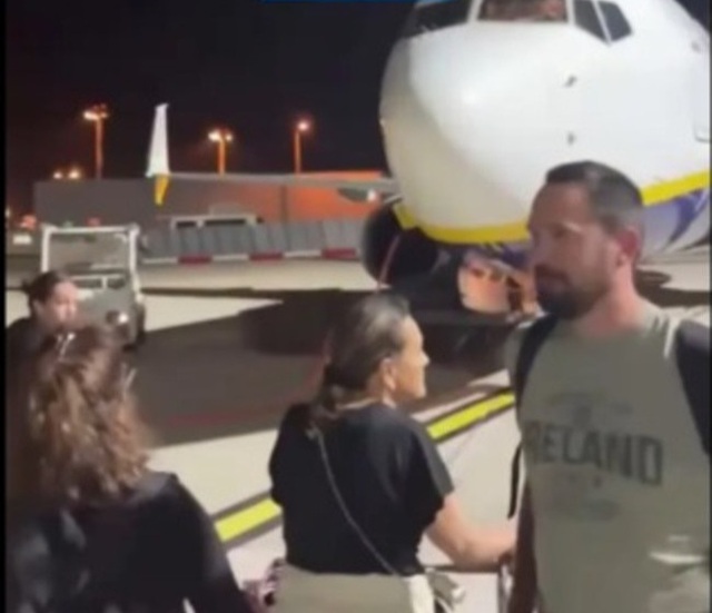 H&agrave;nh kh&aacute;ch bị bỏ lại tr&agrave;n v&agrave;o đường băng chặn m&aacute;y bay cất c&aacute;nh - Ảnh 1.