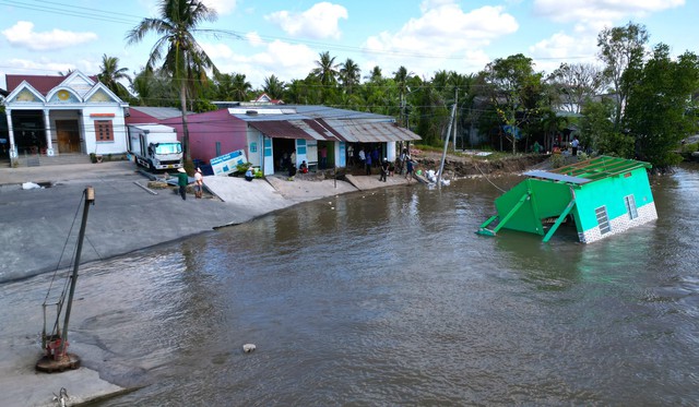Sạt lở li&ecirc;n tiếp tại C&agrave; Mau, đường s&aacute; v&agrave; nh&agrave; cửa người d&acirc;n nằm dưới s&ocirc;ng- Ảnh 2.