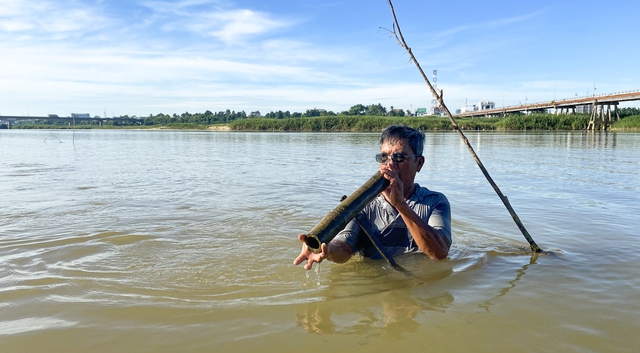 Nghề đặt ống tre bắt c&aacute; bống s&ocirc;ng Tr&agrave; Kh&uacute;c - hương vị qu&ecirc; hương Quảng Ng&atilde;i - Ảnh 2.