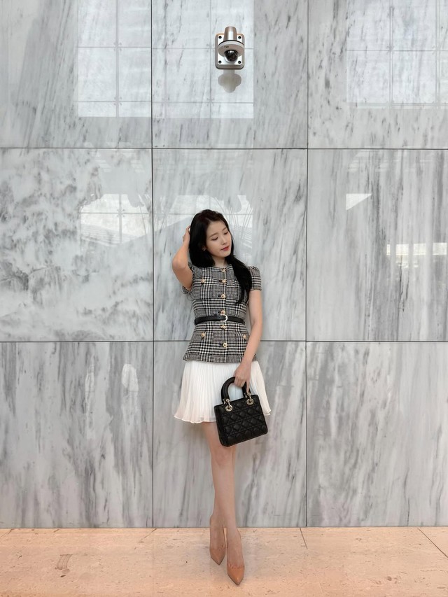 Xu hướng chân váy ngắn 2026: Tối giản nhưng vẫn đầy cuốn hút- Ảnh 4.