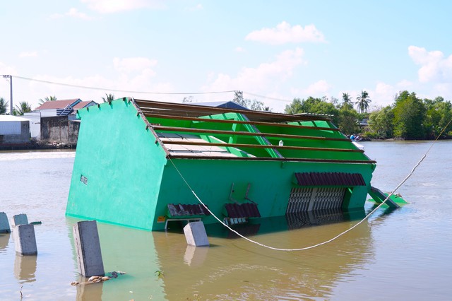 Sạt lở li&ecirc;n tiếp tại C&agrave; Mau, đường s&aacute; v&agrave; nh&agrave; cửa người d&acirc;n nằm dưới s&ocirc;ng- Ảnh 3.