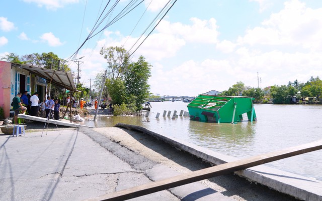 Sạt lở li&ecirc;n tiếp tại C&agrave; Mau, đường s&aacute; v&agrave; nh&agrave; cửa người d&acirc;n nằm dưới s&ocirc;ng- Ảnh 5.